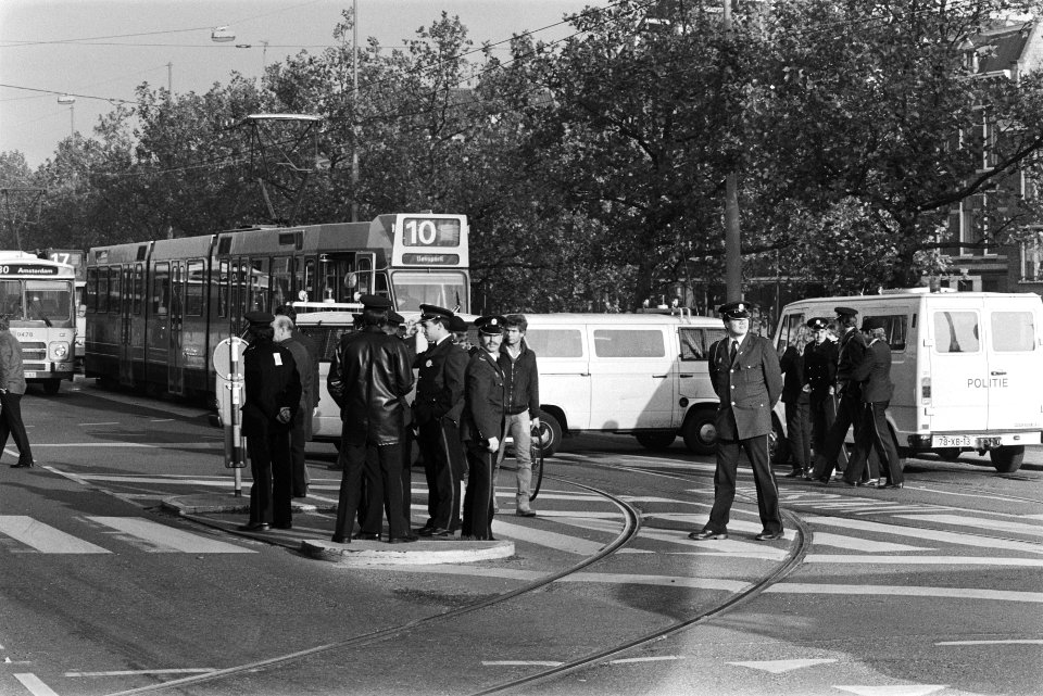 Versperring van de kruising bij het hoofdbureau, Bestanddeelnr 932-7607