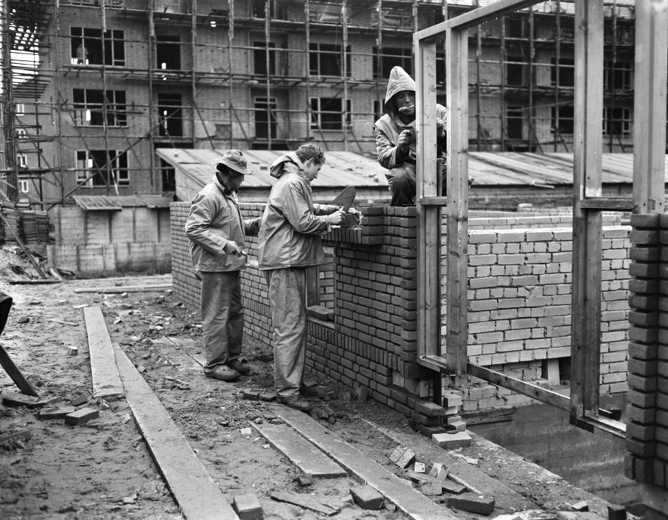 Versnelling woningbouw in de winter (Rijswijk), kleding van de overheid voor de , Bestanddeelnr 907-5091