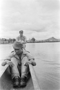 Verslaggever - achterin - in prauw met KNIL-militair In de achtergrond vissers, Bestanddeelnr 441-2-2