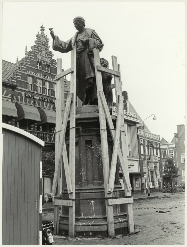 Verstevigingen rond de sokkel t.b.v. De verplaatsing van het standbeeld van Laurens Jansz. Coster i.v.m. de reorganisatie van de Grote Markt naar voegangersdomein. NL-HlmNHA 54011789