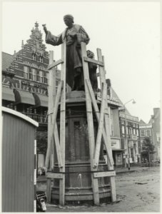 Verstevigingen rond de sokkel t.b.v. De verplaatsing van het standbeeld van Laurens Jansz. Coster i.v.m. de reorganisatie van de Grote Markt naar voegangersdomein. NL-HlmNHA 54011789