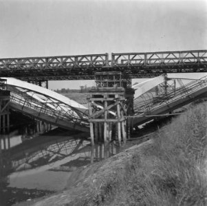 Verwoeste verkeersbrug met daarachter baileybrug, Bestanddeelnr 900-5266