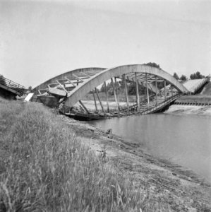 Verwoeste verkeersbrug over een kanaal, Bestanddeelnr 900-5225