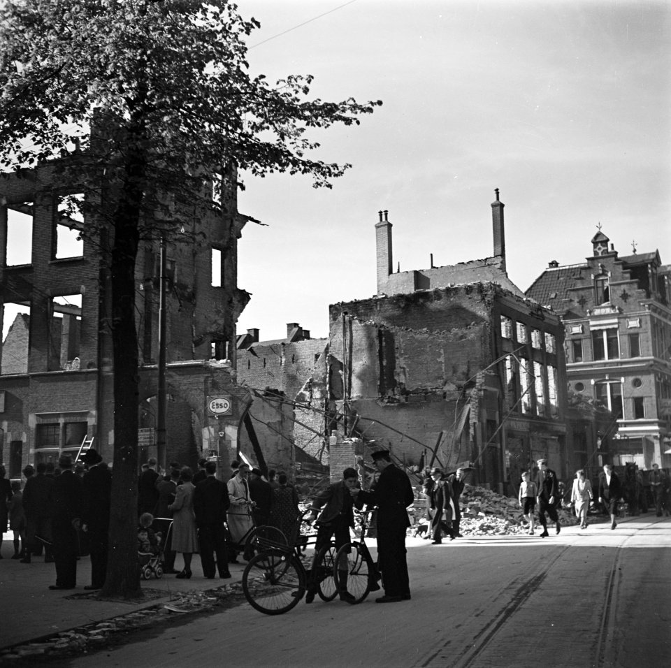 Verwoeste panden in Groningen De stad liep tijdens de hevige strijd op 16 april, Bestanddeelnr 900-2656