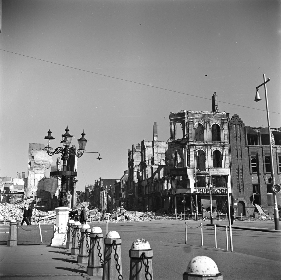 Verwoeste panden op de Grote Markt van Groningen rechts De Bijenkorf, Bestanddeelnr 900-2662