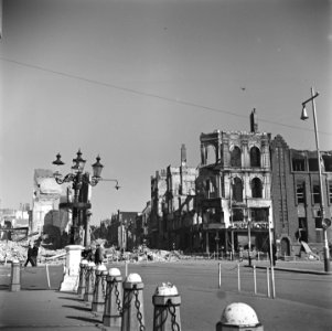 Verwoeste panden op de Grote Markt van Groningen rechts De Bijenkorf, Bestanddeelnr 900-2662
