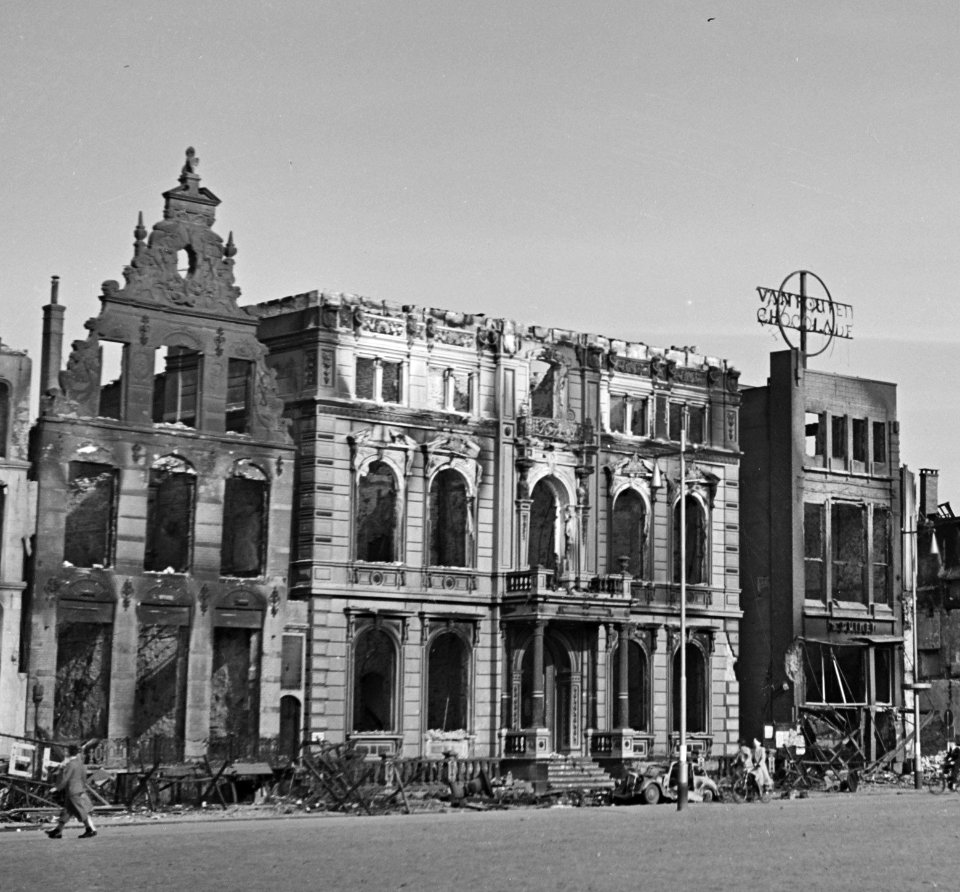 Verwoeste panden aan de oostzijde van de Grote Markt te Groningen Het centrum v, Bestanddeelnr 900-2653 (cropped)