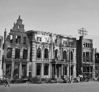 Verwoeste panden aan de oostzijde van de Grote Markt te Groningen Het centrum v, Bestanddeelnr 900-2653 (cropped)