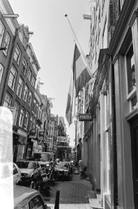Verslagenheid bij politie na moord op agent foto van bureau Warmoesstraat, Bestanddeelnr 933-7215