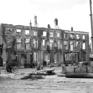 Verwoest en uitgebrand gebouw aan het Stationsplein, Bestanddeelnr 900-4369