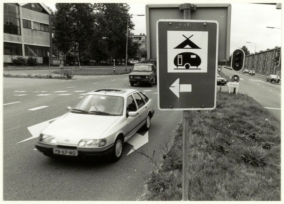 Verwijsbord richting camping op de Prins Bernhardlaan hoek Amsterdamsevaart. NL-HlmNHA 54031899