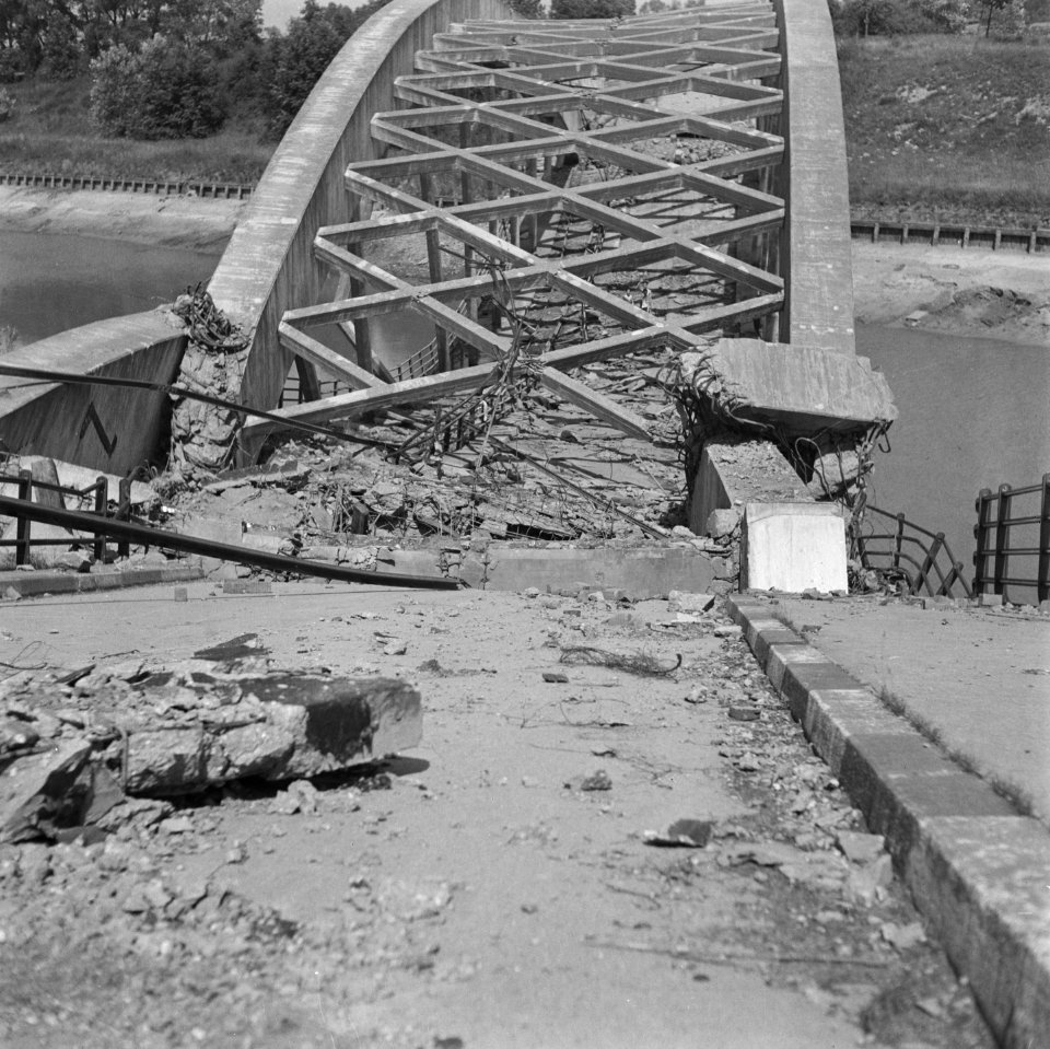 Verwoeste verkeersbrug over een kanaal, Bestanddeelnr 900-5227