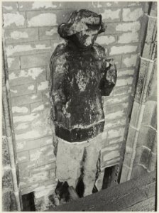 Verweerd 15'eeuws beeld in de top van de zuiderbeuk van de Sint Bavo. NL-HlmNHA 54012360