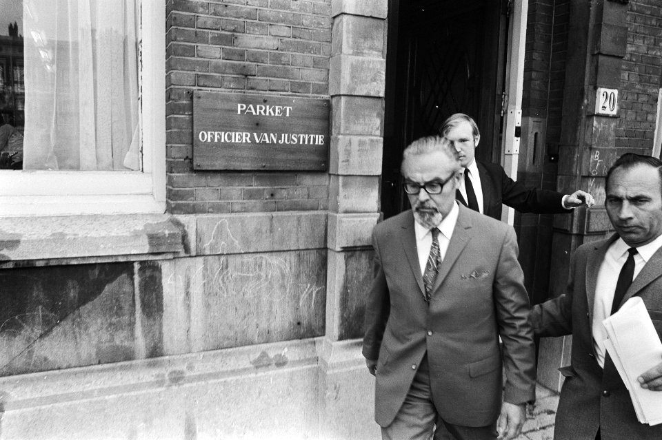 Verwey verlaat het gebouw van de Officier van Justitie, Bestanddeelnr 924-5835