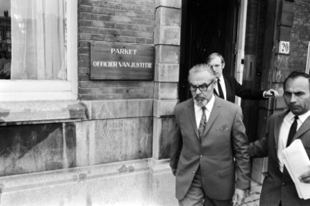 Verwey verlaat het gebouw van de Officier van Justitie, Bestanddeelnr 924-5835