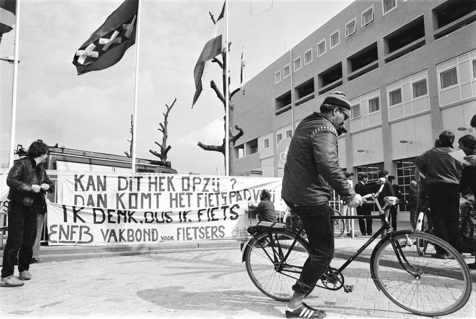 Vertegenwoordigers Echte Nederlandse Fietsen Bond protesteren tegen afsluiten fi, Bestanddeelnr 932-9183
