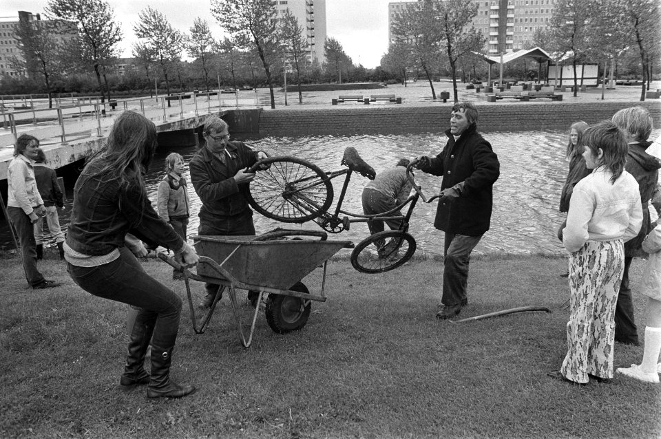 Verwijdering van een oude fiets uit de gracht, Bestanddeelnr 925-6226