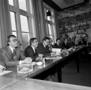 Vertegenwoordigers bonden spreken met kabinetsvertegenwoordiging ivm probleme, Bestanddeelnr 929-6329