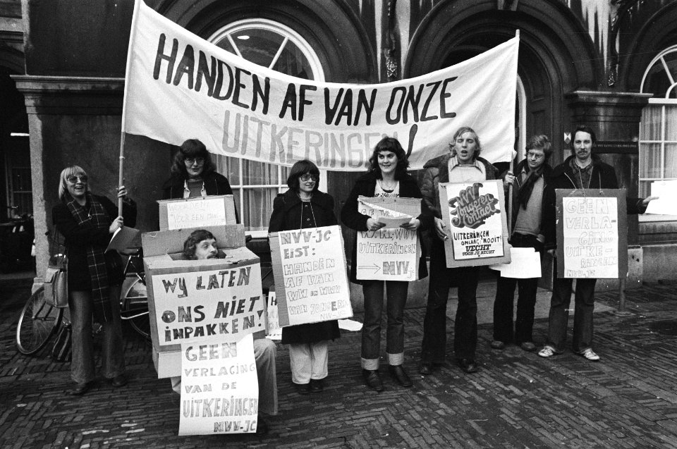 Vertegenwoordigers van NVV-jongerencontact demonstreerden op Binnenhof tegen pla, Bestanddeelnr 928-9191