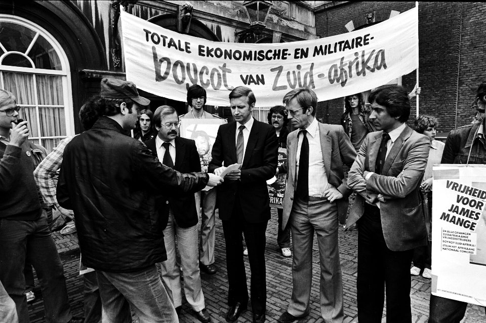 Vertegenwoordigers NVV Jongerencontact bieden brief ove Zuid Afrika aan Kamervoo…, Bestanddeelnr 930-8813