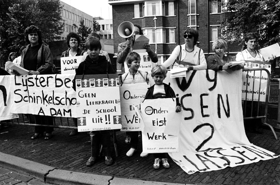 Vertegenwoordigers van de Lijsterbes- en Schinkelschool uit Amsterdam demonstrer, Bestanddeelnr 930-8472