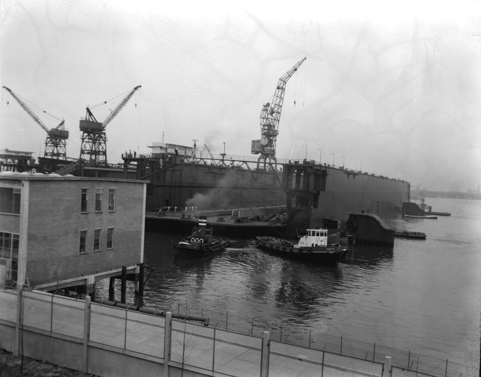 Verslepen van grootste dok naar zijn ligplaats te Rotterdam, Bestanddeelnr 910-1899