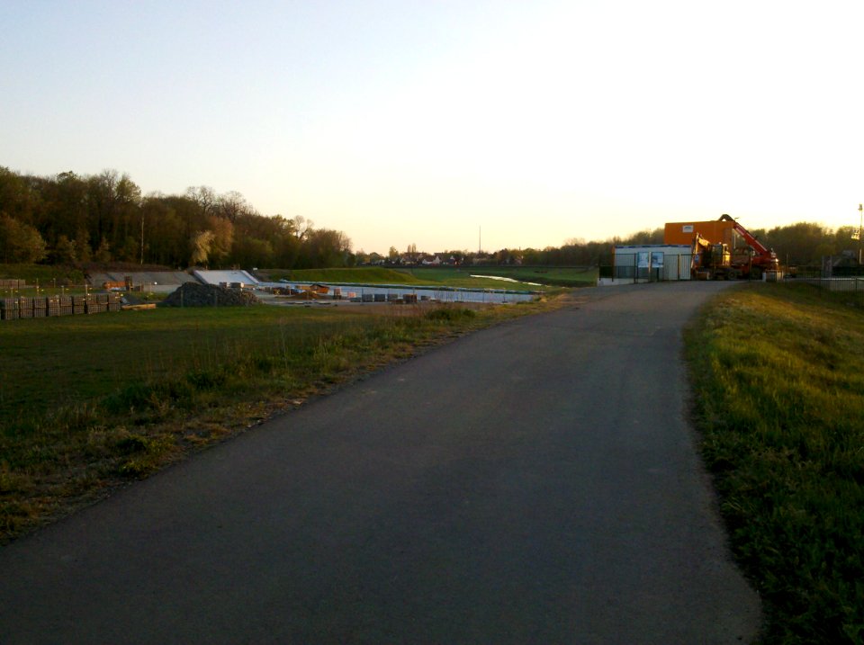 Verteilerbauwerk Knauthain im Laufe der Weißen Elster -Überlaufschwelle- im April 2020a