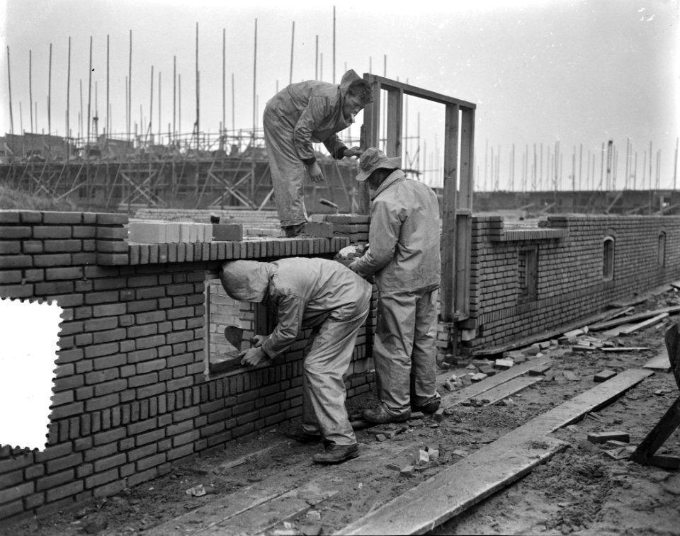 Versnelling woningbouw in de winter (Rijswijk), kleding van de overheid voor de , Bestanddeelnr 907-5092