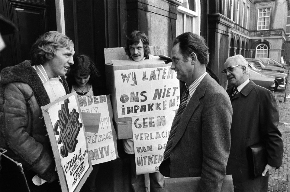 Vertegenwoordigers van NVV-jongerencontact demonstreerden op Binnenhof tegen pla, Bestanddeelnr 928-9192