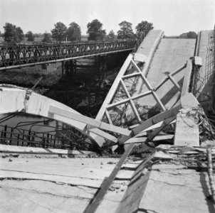 Verwoeste verkeersbrug met daarnaast baileybrug, Bestanddeelnr 900-5265