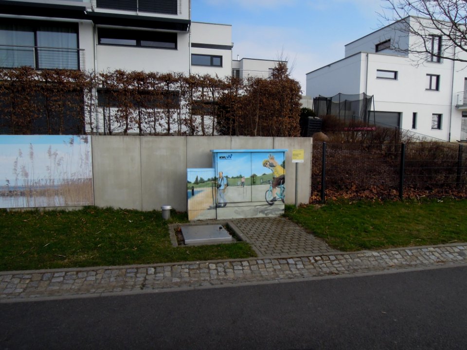 Verteilerkasten mit Auftragsgraffiti am Nordufer des Markkleeberger Sees Anfang April 2018