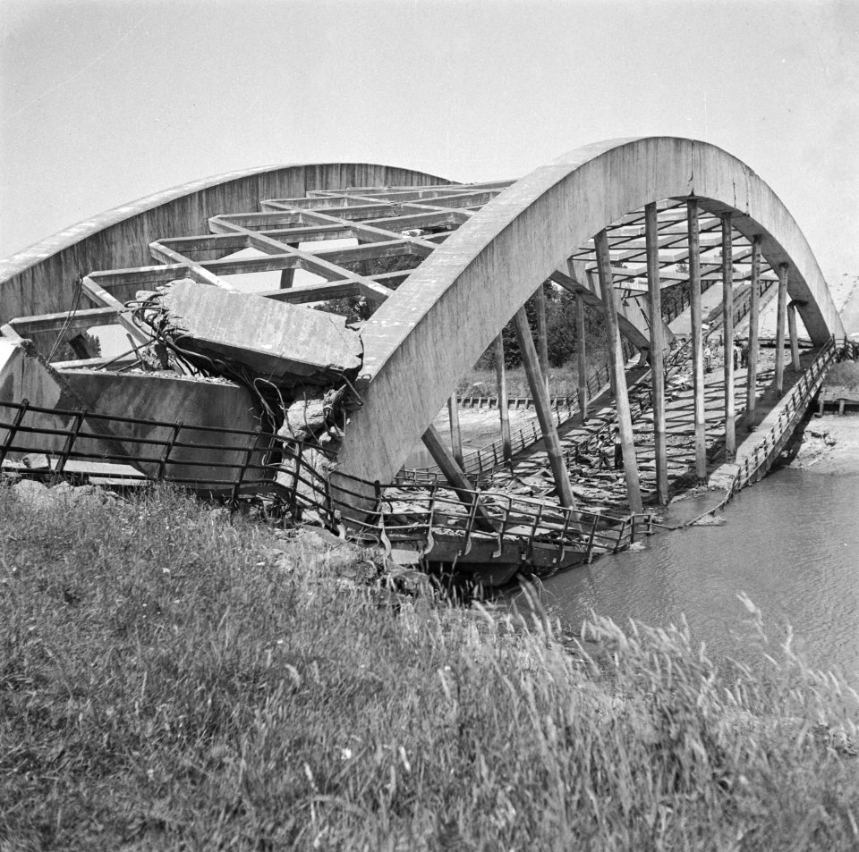 Verwoeste verkeersbrug over een kanaal, Bestanddeelnr 900-5226