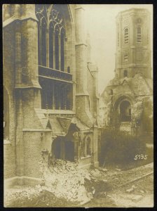 Verwoest kerkportaal van een kerk te Ostende, Bestanddeelnr 158-0516