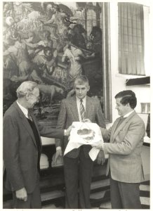 Vertegenwoordigers van Haarlemse bakkers, bieden museumdirecteur Derk Snoep het bakkersgildeschild aan plus oorkonde. Plaats Frans Halsmuseum. NL-HlmNHA 54015467