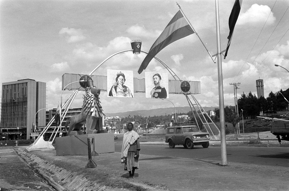 Versieringen in Addis Abeba ereboog met portretten koningin Juliana en Haile Sel, Bestanddeelnr 922-0405