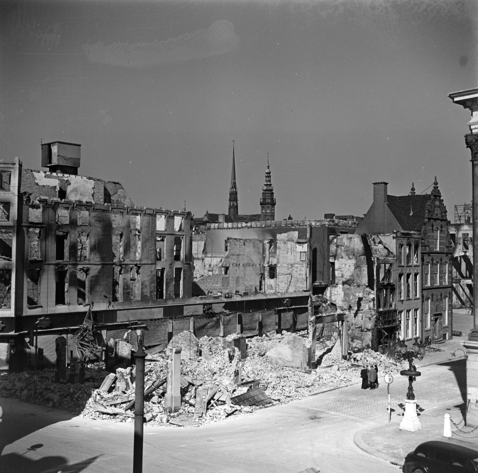 Verwoeste panden en puinhopen op de Grote Markt van Groningen, Bestanddeelnr 900-2663