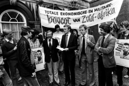 Vertegenwoordigers NVV Jongerencontact bieden brief ove Zuid Afrika aan Kamervoo…, Bestanddeelnr 930-8812