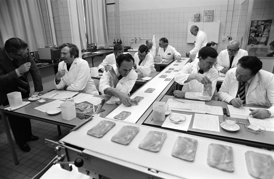Vertegenwoordigers van lse vlees, vleeswaren en vleesconservenindustrie bij vleeskeuring bij CIVO-TNO in Zeist, Bestanddeelnr 931-3970