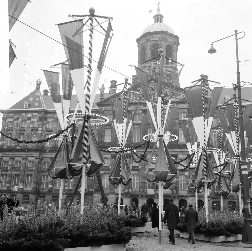 Versiering op de Dam t.g.v. het huwelijk, overzicht Dam, Bestanddeelnr 918-8604