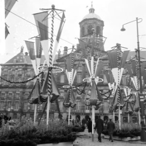 Versiering op de Dam t.g.v. het huwelijk, overzicht Dam, Bestanddeelnr 918-8604