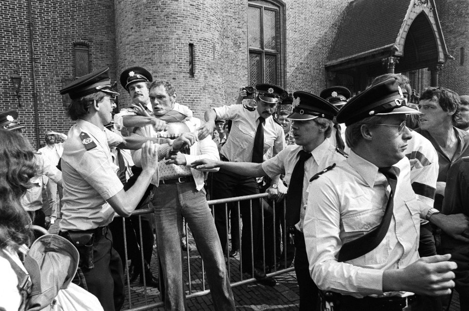 Verwijderdering van een aanhanger van de Centrumpartij door de politie, Bestanddeelnr 932-3280
