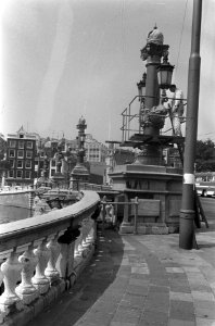 Versierselen (torentjes) van de Blauwbrug te Amsterdam worden geverfd, Bestanddeelnr 926-5271