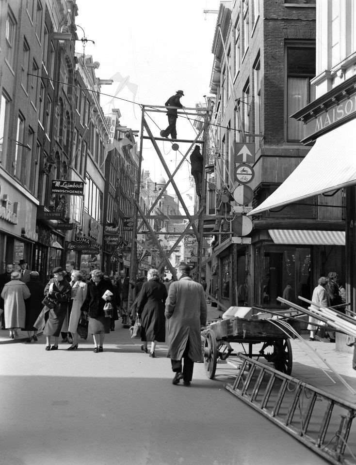 Versiering Kalverstraat Amsterdam t.g.v. bezoek Zweeds koningspaar, Bestanddeelnr 907-0892