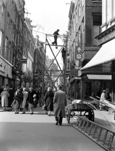 Versiering Kalverstraat Amsterdam t.g.v. bezoek Zweeds koningspaar, Bestanddeelnr 907-0892