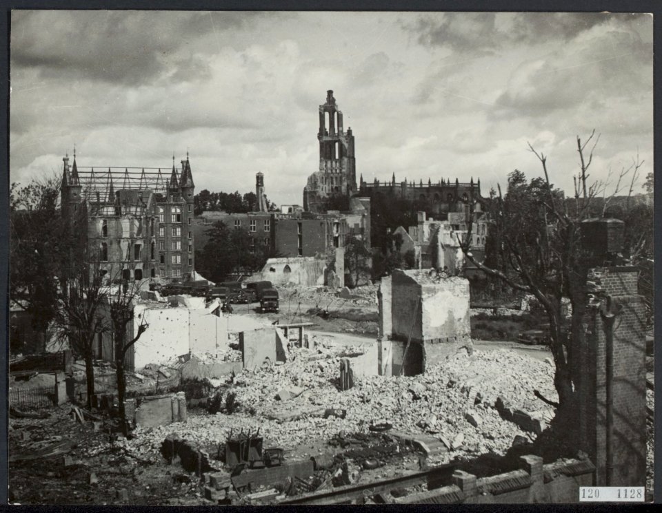Verwoestingen Arnhem. Gezicht op de Markt. Op de achtergrond de Grote- of St. Eu, Bestanddeelnr 120-1128