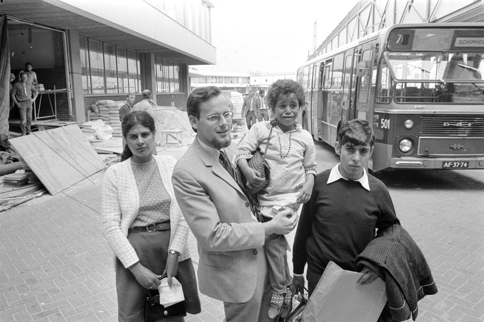 Vertegenwoordiger van Terre des Hommes Van de Zee met de kinderen op Schiphol, Bestanddeelnr 924-6752