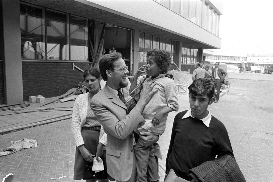 Vertegenwoordiger van Terre des Hommes Van de Zee met de kinderen op Schiphol, Bestanddeelnr 924-6754