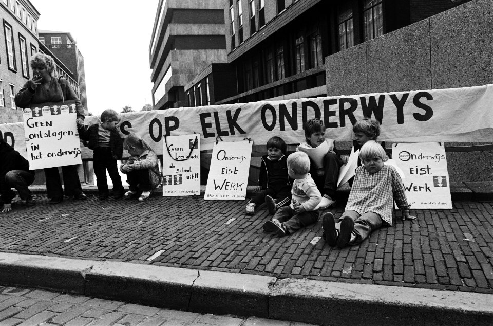 Vertegenwoordigers van de Lijsterbes- en Schinkelschool Amsterdam demonstreren r, Bestanddeelnr 930-8473