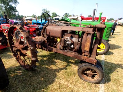 Very old unidentified tracktor pic5 photo