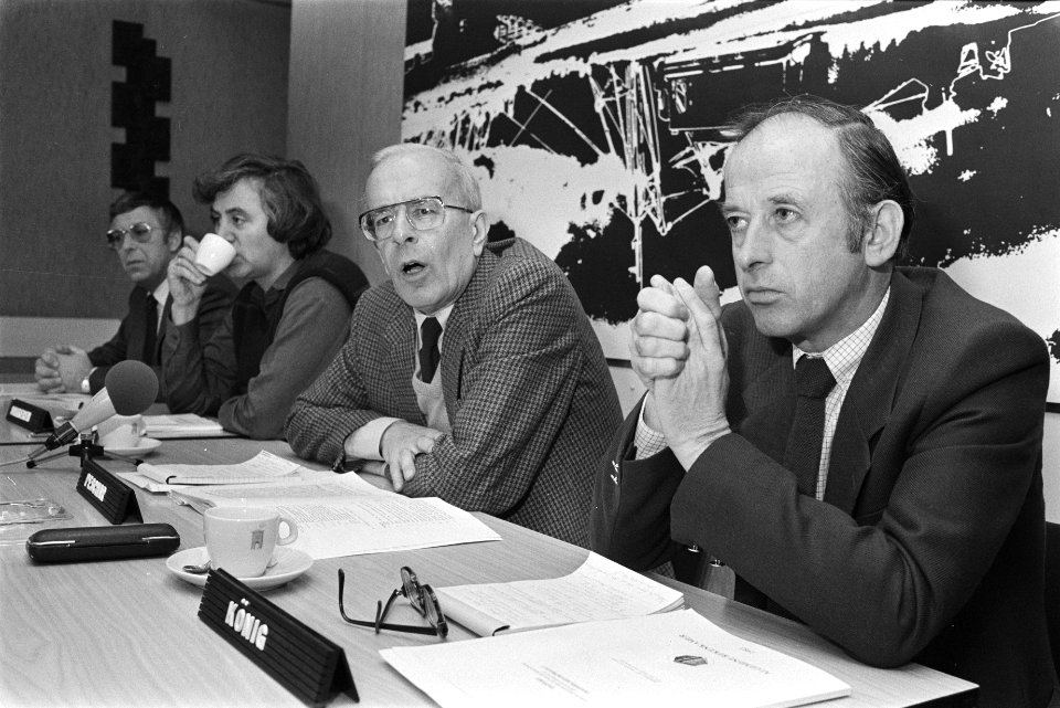 Verslag Alg. Rekenkamer over Oosterschelde, voorzit. Peschar (midden) en rechts , Bestanddeelnr 932-8100